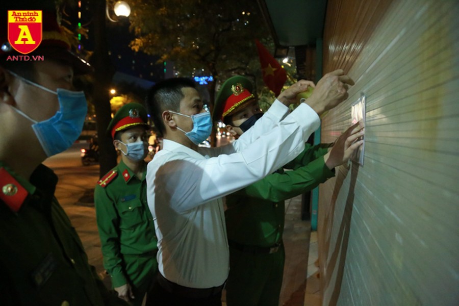 Công an Hà Nội trong đêm thực hiện lệnh đóng cửa các dịch vụ